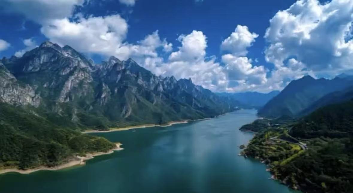 一湖碧水藏诗画,满目青山入画屏。