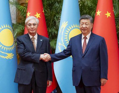 习近平会见哈萨克斯坦总统托卡耶夫