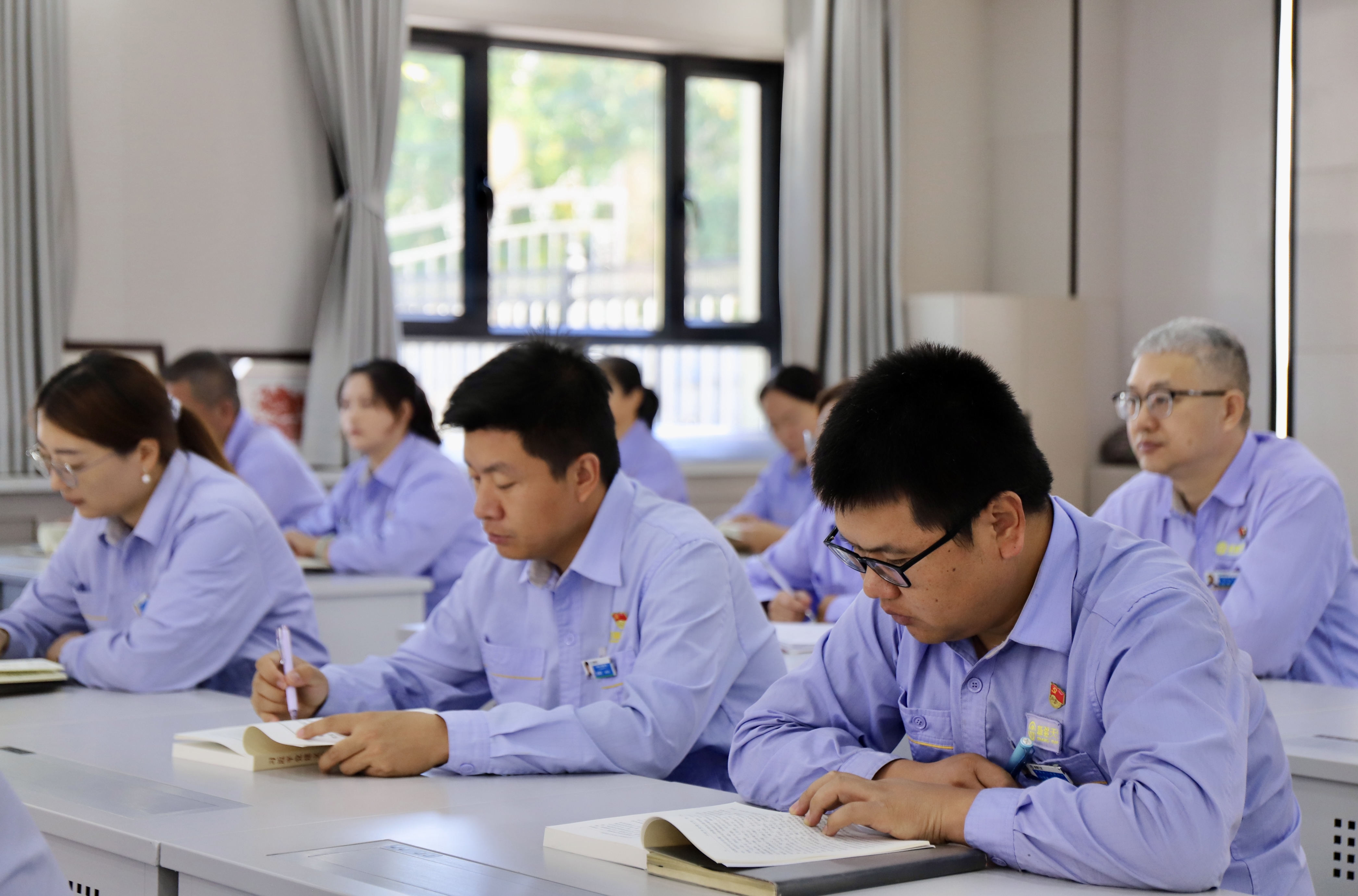 图一：天伟化工厂机关党支部开展《党的光辉历程》专题党课学习.jpg
